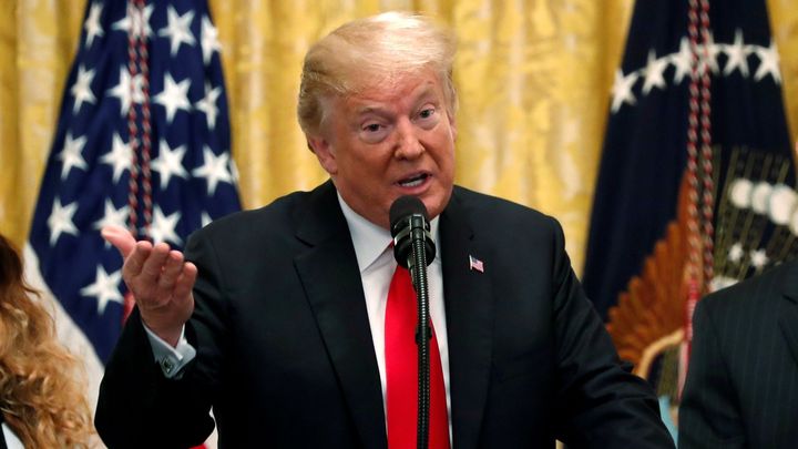 Trump se v Kongresu pochválil, vyzval ke stavbě zdi a národní jednotě