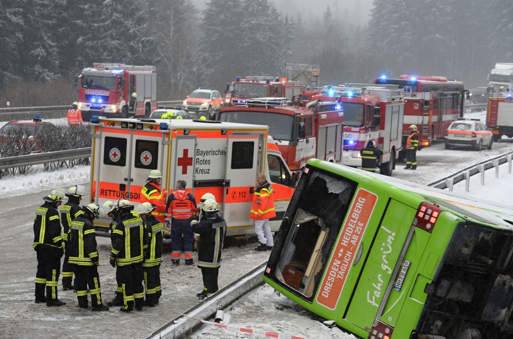 Nehoda autobusu s kamionem u Rozvadova