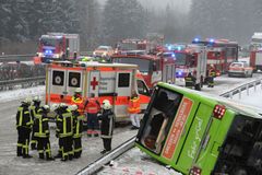 Německý autobus plný lidí se u Rozvadova srazil s kamionem, na místě je až 35 zraněných