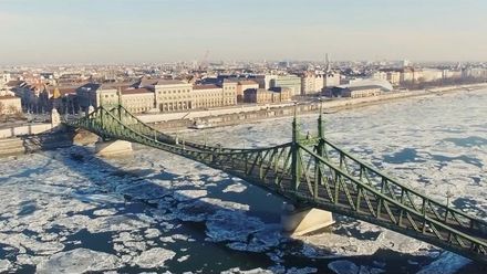 Úchvatný časosběr. Dron natočil zamrzlý Dunaj v Budapešti