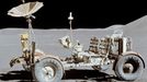 Jeden ze snímků lunárního vozítka, který 1. srpna 1971 na měsíčním povrchu pořídil velitel David Scott.