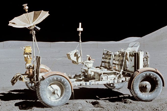Jeden ze snímků lunárního vozítka, který 1. srpna 1971 na měsíčním povrchu pořídil velitel David Scott.