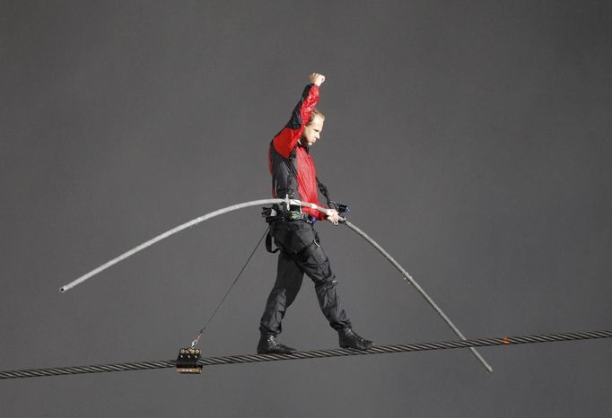 Kaskadér Nik Wallenda přešel po laně Niagarské vodopády.