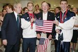 Ihned po závodě gratuloval americkým plavcům prezident George Bush i se svým otcem.