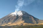 Mexický vulkán Popocatépetl se probudil. Chrlí popel a černý kouř