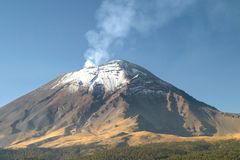 Mexický vulkán Popocatépetl se probudil. Chrlí popel a černý kouř