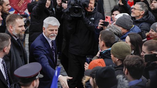 Prezident Petr Pavel se vítá s příznivci na Hradčanském náměstí.