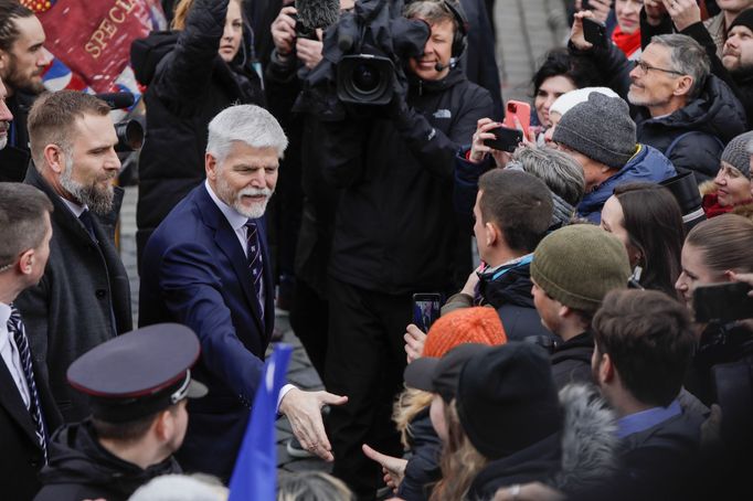 Prezident Petr Pavel se vítá s příznivci na Hradčanském náměstí.