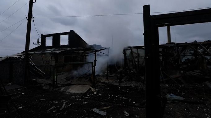 Vybombardované obytné domy ve vesnici Horenka na severu Kyjeva (5. 3. 2022)