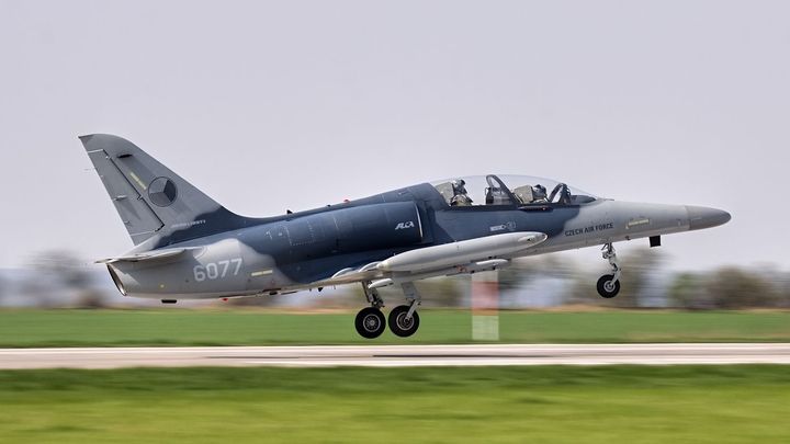 Armádnímu letounu odpadl při cvičném letu kryt kabiny, piloti zvládli přistát