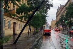 Silné bouřky v Česku. Do Státní opery natekla voda, počasí komplikuje i dopravu