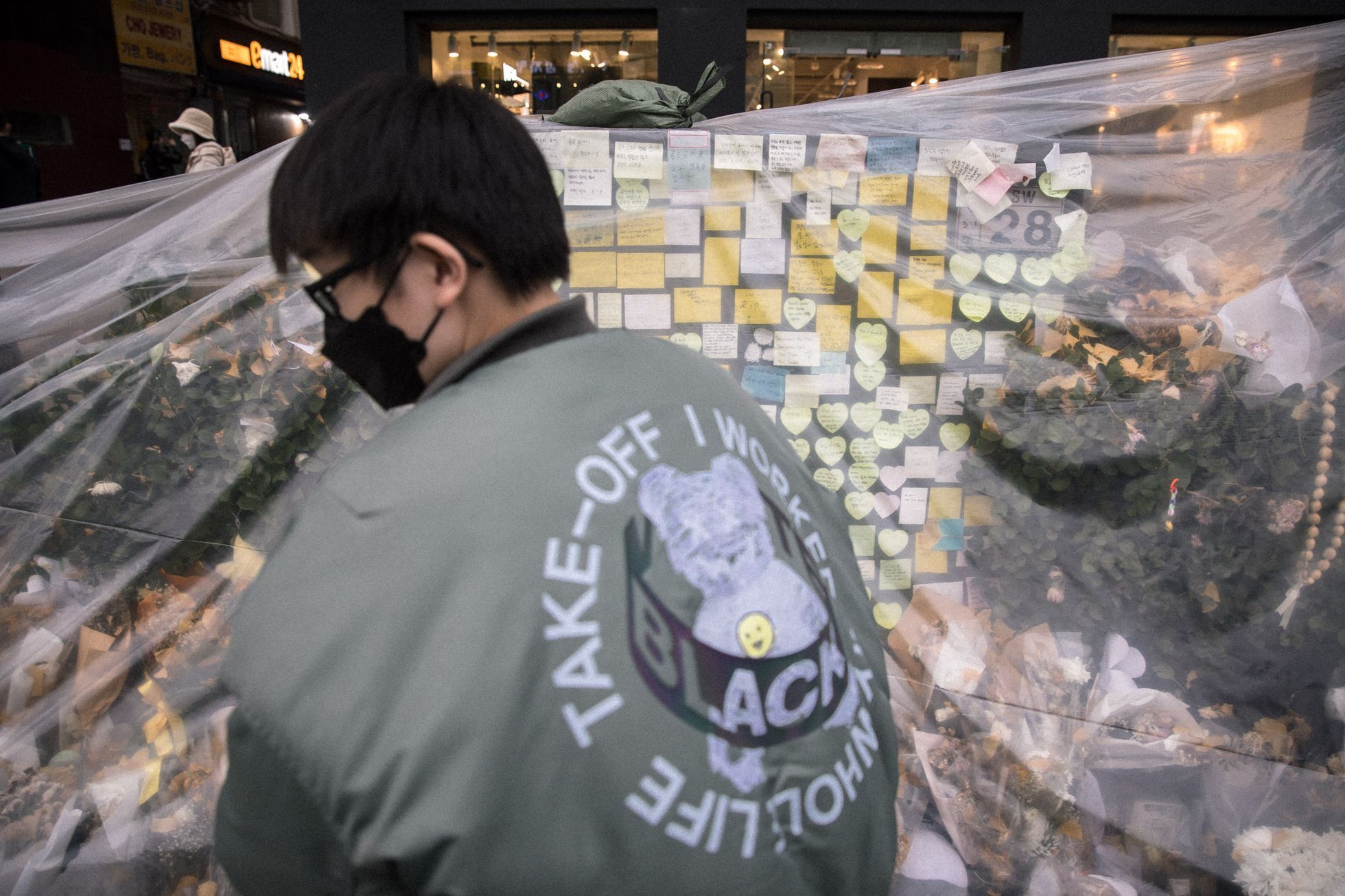 Ulička v Soulu, čtvrť Itaewon, kde došlo k ušlapání 158 lidí, měsíc poté - pieta, květiny, památka