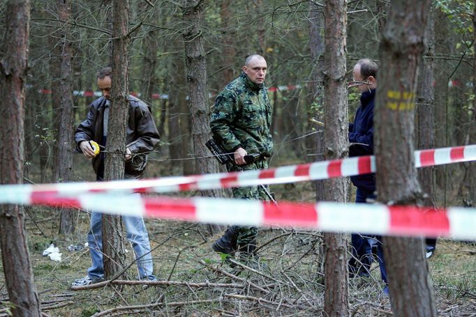 Kriminalisté ohledávají okolí místa činu v lese u obce Malíkovice v okrese Kladno, kde dne 13. října roku 2005 Viktor Kalivoda zavraždil podnikatele Jaroslava Lendóciho.