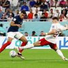 Kylian Mbappé a Matty Cash v osmifinále MS 2022 Francie - Polsko