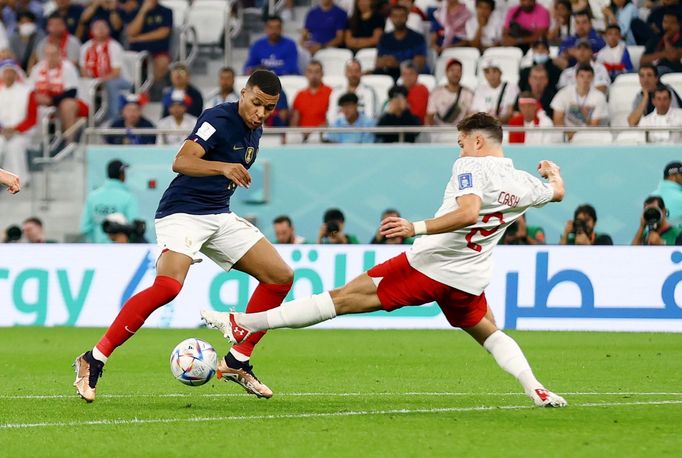 Kylian Mbappé a Matty Cash v osmifinále MS 2022 Francie - Polsko