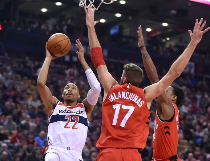 Otto Porter jr. z Washingtonu střílí na koš Toronta