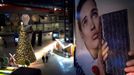 Two men walk through a newly built shopping mall, which includes a Christmas tree in the main forecourt, in central Beijing November 27, 2012. Picture taken November 27, 2012. REUTERS/David Gray (CHINA - Tags: BUSINESS EMPLOYMENT) Published: Lis. 28, 2012, 3:38 dop.