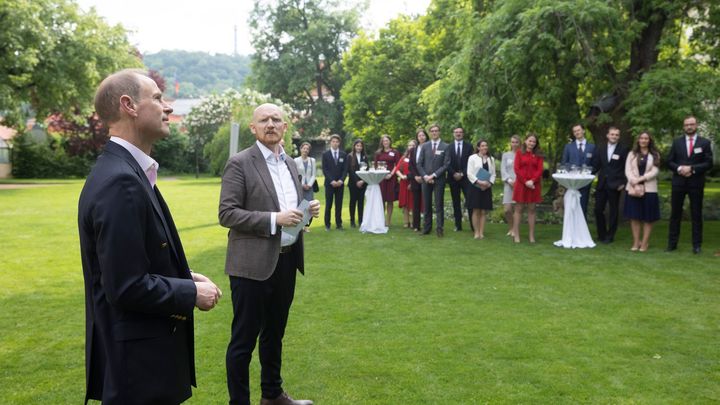 Na recepci s britským princem. Edwardovu návštěvu v Praze ambasáda dlouho tajila