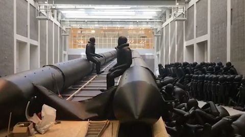 Aj Wej-wej v Národní galerii vystaví obří člun s uprchlíky. Instalace díla vrcholí