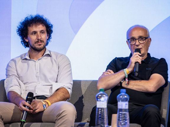 David Gerneš (vlevo) a Jan Burian diskutují o roli kulturních institucí na Colours of Ostrava. Debatu pořádala Asociace profesionálních divadel České republiky.