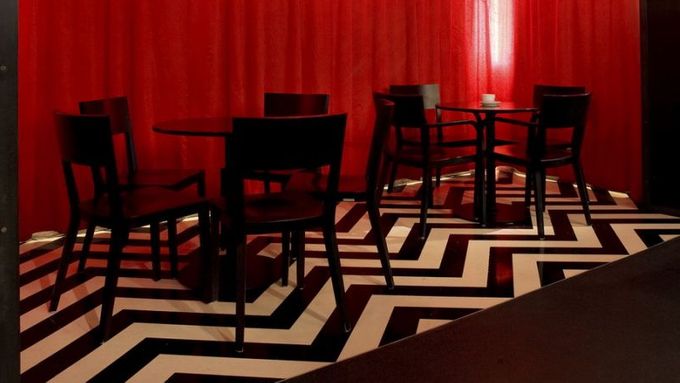 Podívejte se na nápaditý design foyeru a dámských záchodů, který navozuje atmosféru Lynchových i Kubrickových filmů.