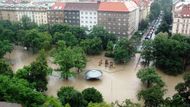 Zatopený pražský park Folimanka. Pohled z bastionu na Karlově