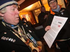 Demonstranté rozdávali letáky i v norštině