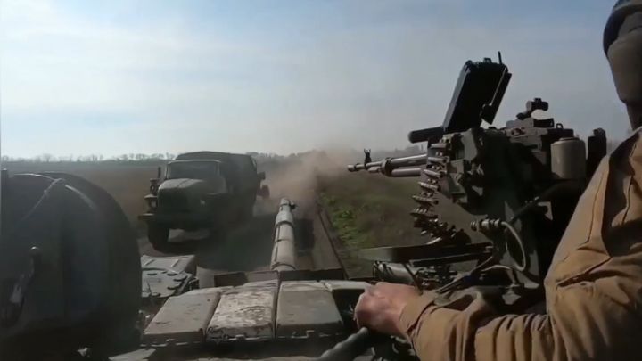 Video: Autentická válečná vřava. Kulky létají všemi směry, tankista se podruhé narodí; Zdroj foto: Aktuálně.cz, Reuters