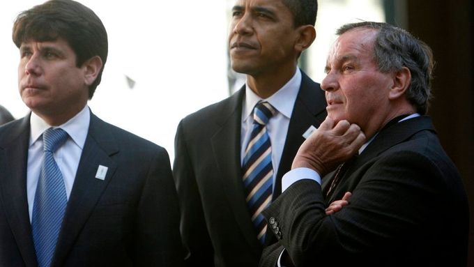 Illinoiský guvernér Rod Blagojevich (vlevo) s Barackem Obamou a chicagským starostou Richardem Daleym