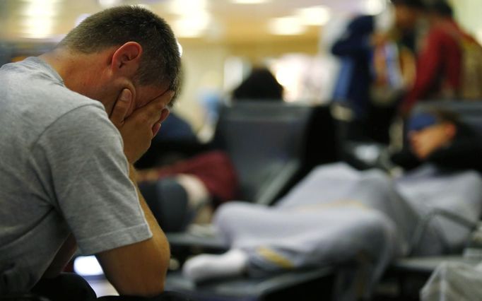 A passenger waits for a transfer at the Fraport airport in Frankfurt, September 4, 2012. Lufthansa passengers face widespread flight disruption after cabin crew representatives said they continue a series of strikes over pay and cost-cutting measures at Germany's largest airline. The UFO union, which represents around two-thirds of Lufthansa's 19,000 cabin crew, late on Thursday called on its members to strike from 0400 GMT to 1500 GMT on Tuesday in Frankfurt and Berlin's Tegel airport from 0300-1100 GMT. REUTERS/Kai Pfaffenbach (GERMANY - Tags: BUSINESS EMPLOYMENT CIVIL UNREST TRANSPORT) Published: Zář. 4, 2012, 8:57 dop.