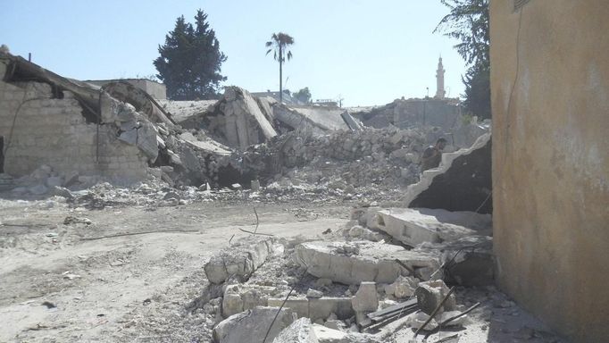 Damaged buildings are seen in Azzaz, Aleppo province July 19, 2012. REUTERS/Shaam News Network/Handout (SYRIA - Tags: POLITICS CIVIL UNREST) FOR EDITORIAL USE ONLY. NOT FOR SALE FOR MARKETING OR ADVERTISING CAMPAIGNS. THIS IMAGE HAS BEEN SUPPLIED BY A THIRD PARTY. IT IS DISTRIBUTED, EXACTLY AS RECEIVED BY REUTERS, AS A SERVICE TO CLIENTS Published: Čec. 19, 2012, 4:31 odp.