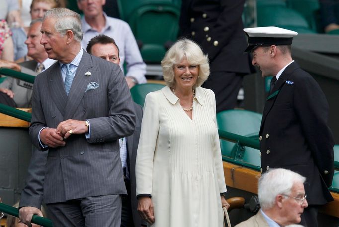 Princ Charles si s manželkou Camillou Duchess hledají místa na Centr kurtu během utkání Rogera Federera a Fabia Fogniniho.