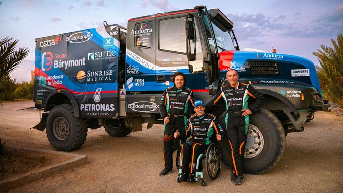 Albert Llovera se svojí posádkou před vozem Iveco připraveným na Rallye Dakar 2022