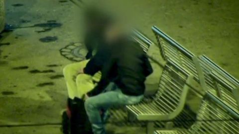 Kamera zachytila kapsáře, který okradl opilého muže. Okradený skončil na záchytce