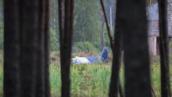 Hořící trosky a neidentifikovaná těla. První snímky zříceného letadla s wagnerovci