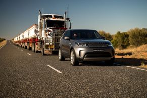 Land Rover Discovery utáhne mnohem více, než by se čekalo. Poradil si se 110tunovou soupravou