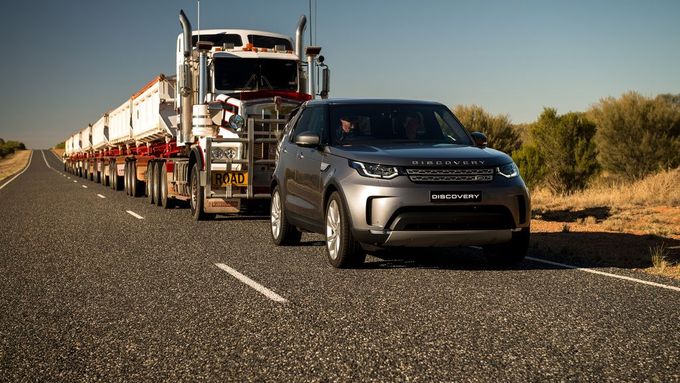 Land Rover Discovery utáhne mnohem více, než by se čekalo. Poradil si se 110tunovou soupravou