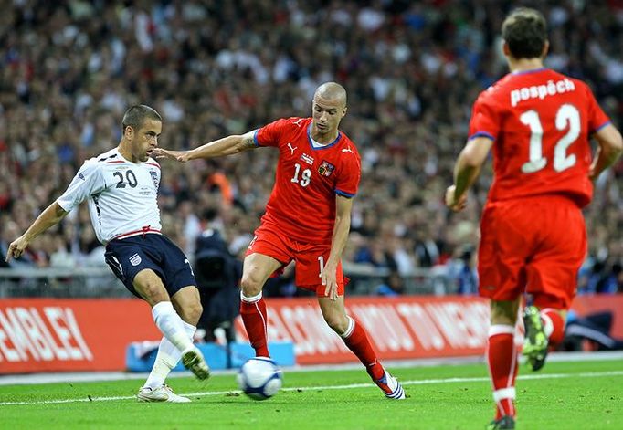 Střídající hráči Joe Cole (vlevo) a Václav Svěrkoš (vpravo) u míče.