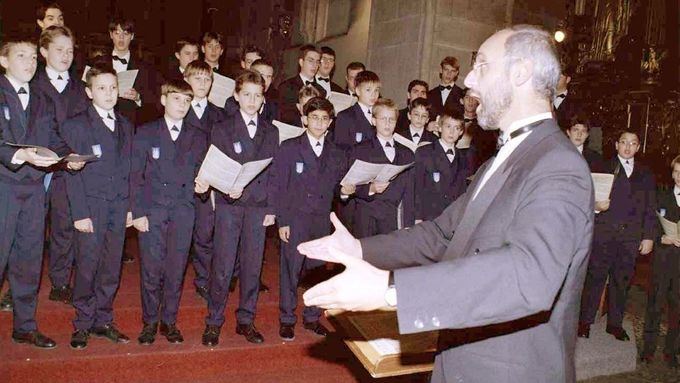 Pěvecký sbor Řezenští chrámoví vrabci na snímku z roku 1997.