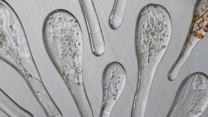 Skleněnou instalaci Herbarium vyrobila novoborská firma Lasvit.