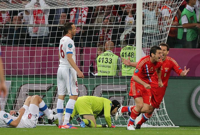 Alan Dzagojev a Konstantin Zyrjanov slaví první gól během utkání Ruska s Českou republikou na Euru 2012.