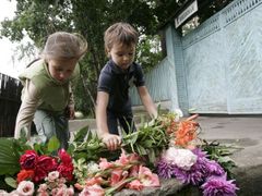 Lidé přinášejí květiny k Solženicynovu domu na předměstí Moskvy