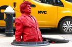 New York, USA: Provokativní socha Donalda Trumpa vylézajícího z kanálu obrací pozornost k angažovanému umění v srdci Manhattanu.