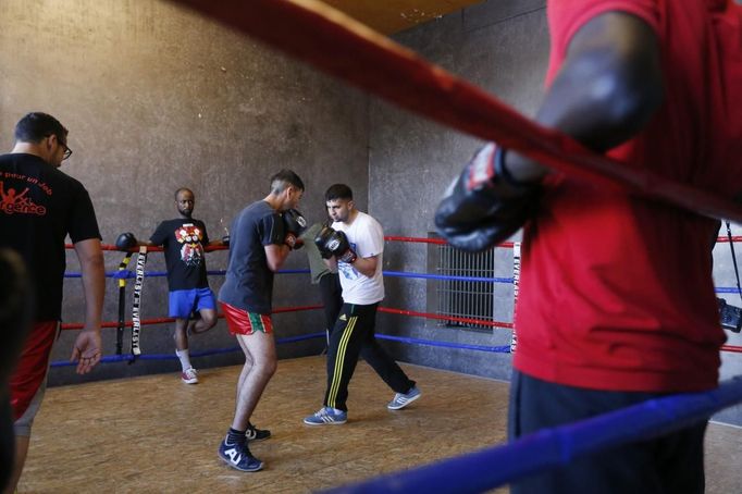 Unemployed Belgian Mohamed Sammar (C, white shirt) takes part in a "Fit for a job" boxing class in Brussels June 14, 2013. Sammar, 27, has been looking for a job in the construction sector for 2 years. "Fit for a job" is the initiative of former Belgian boxing champion Bea Diallo, whose goal was to restore the confidence of unemployed people and help them find a job through their participation in sports. Picture taken June 14, 2013. REUTERS/Francois Lenoir (BELGIUM - Tags: SPORT BOXING SOCIETY BUSINESS EMPLOYMENT) Published: Čec. 5, 2013, 4:46 odp.