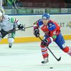 Hokejista Lva Praha Tomáš Surový uniká před Jorim Lehterou v utkání KHL 2012/13 proti Novosibirsku.