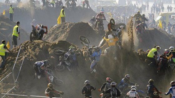 Šílení motorkáři na obřích dunách