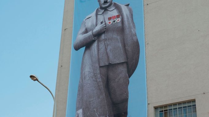 Obraz Putina jako Hitlera i Stalina vyvěsilo na pražském DOXu sdružení Dekomunizace.