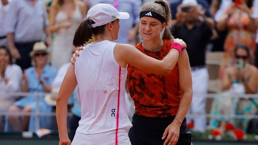 Karolína Muchová blahopřeje Šwiatekové k titulu na French Open.