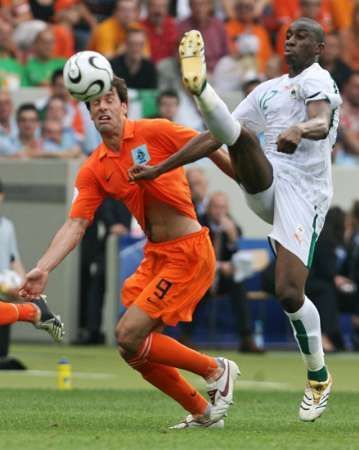 Nizozemsko - Pobřeží slonoviny: Meite, van Nistelrooy