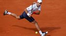 Srbský tenista Novak Djokovič dobíhá míček od Francouze Jo-Wilfrieda Tsongy během čtvrtfinále French Open 2012.